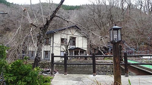 露天風呂から見る「本館裏口」