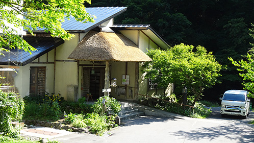 「のめくり坂」から見た正面玄関