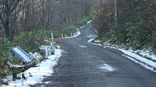 2日ほど前に降った雪、ゴイッとカーブ・・・「青荷山道」