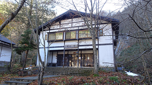 すっかり葉を落とした木々から見える「滝見の湯」
