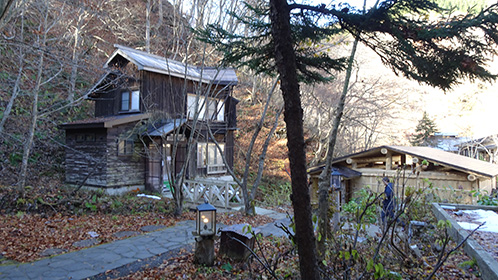 左「幻渓楼」右「露天風呂」