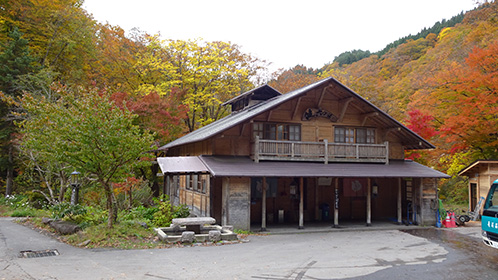 紅葉を背景として観る「健六の湯」