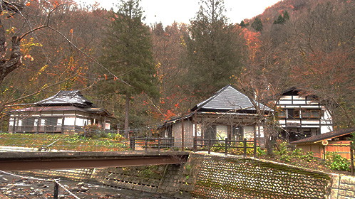 離れ・左から「十方堂」・「ふるさと館」右奥「滝見の湯」