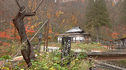 吊り橋と「十方堂」