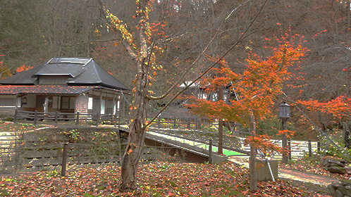 吊り橋の奥には「ふるさと館」と「幻渓楼」