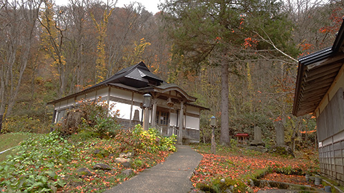 葉を落とした樹木を背景の「十方堂」