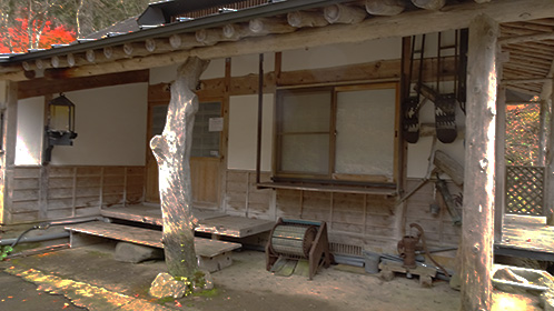 「ふるさと館」の入り口には、懐かしの農具