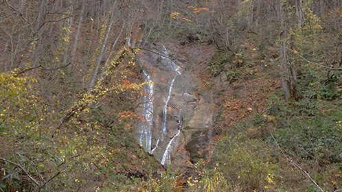 周辺は黄色い葉をわずかに残す木々達の「竜ヶ滝」、
