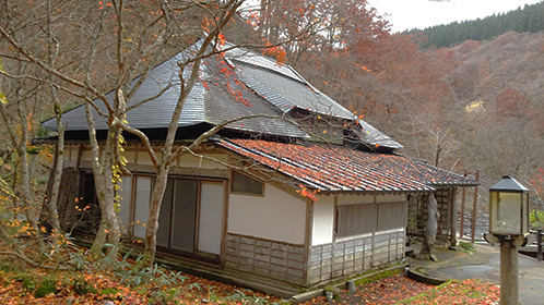 落ち葉を敷き詰める「ふるさと館」