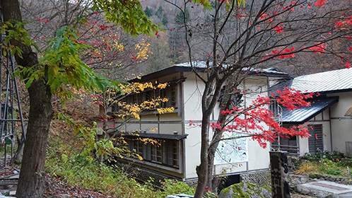 「水車館と右奥は「本館」