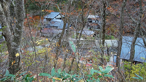 「のめくり坂」から離れを見下ろす。