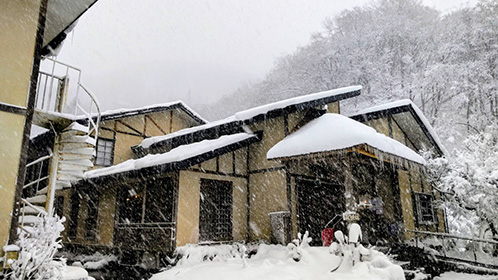 雪降る青荷正面玄関